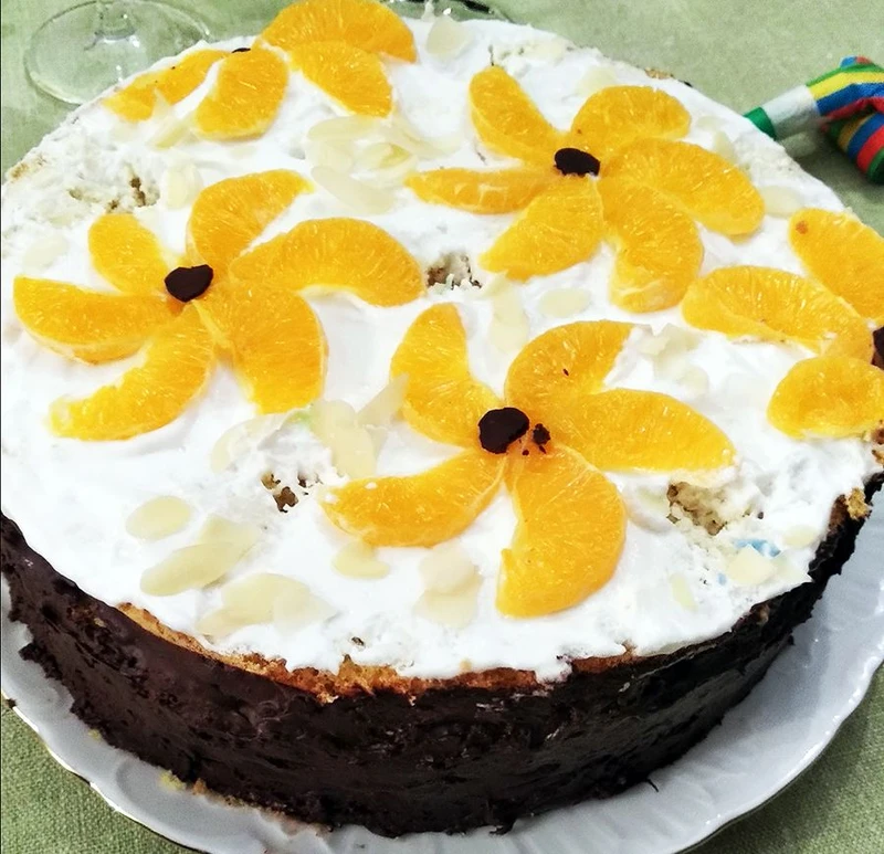 Tort owocowy z bitą śmietaną