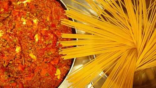 Spaghetti bolognese z groszkiem