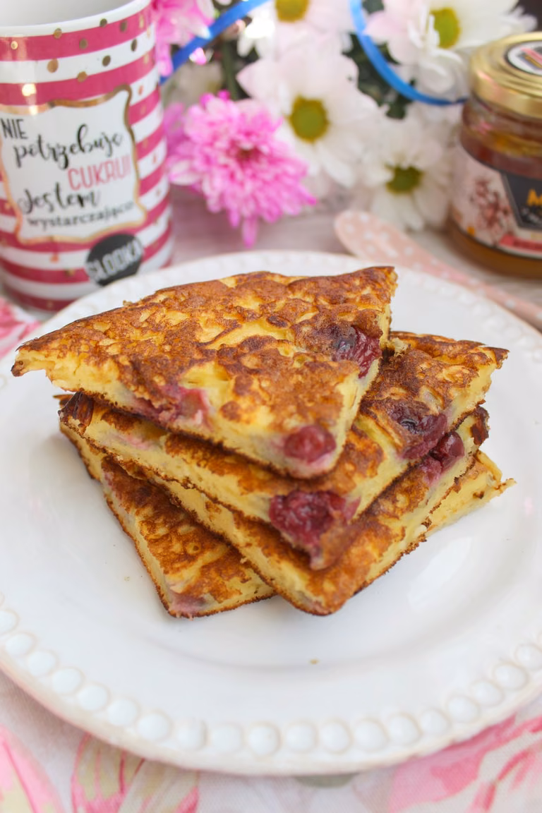 Jogurtowy omlet z owocami