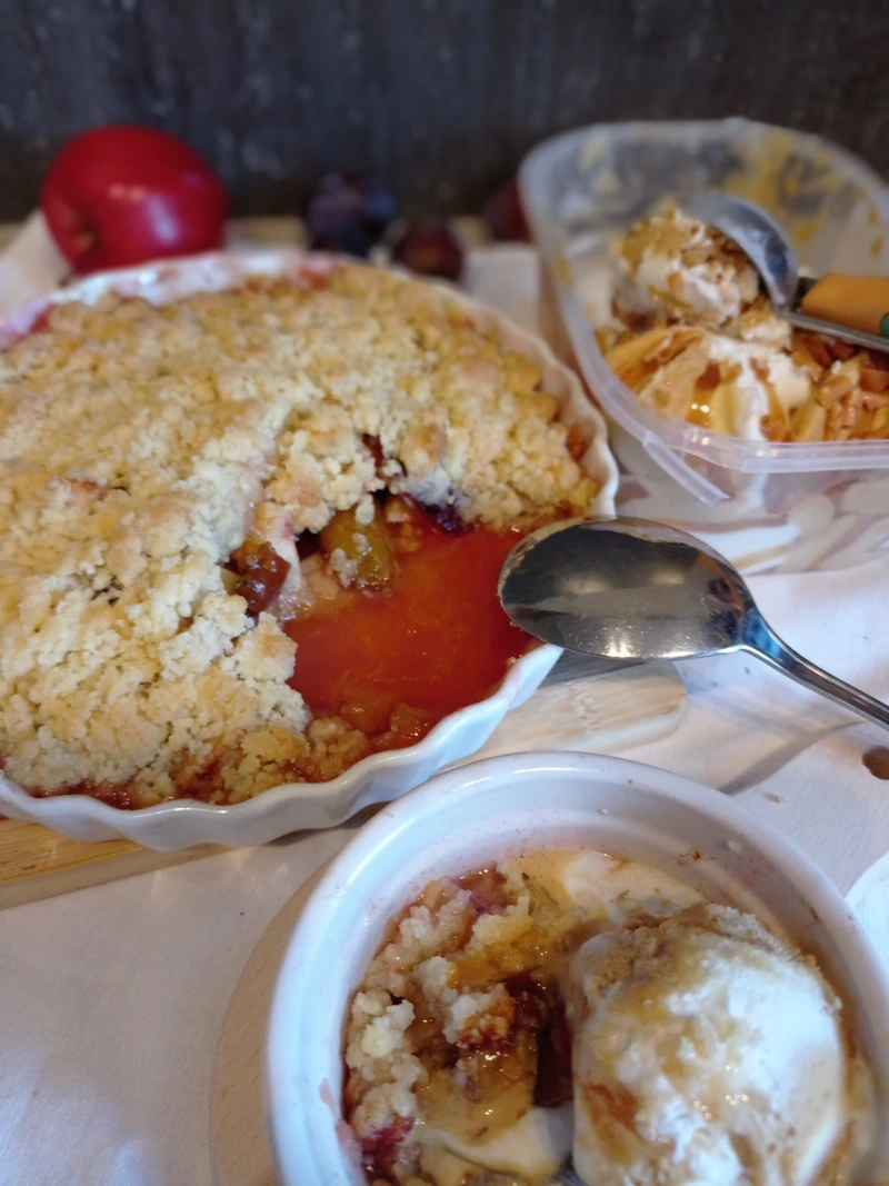 Crumble ze śliwkami i jabłkami (Owoce pod kruszonką)