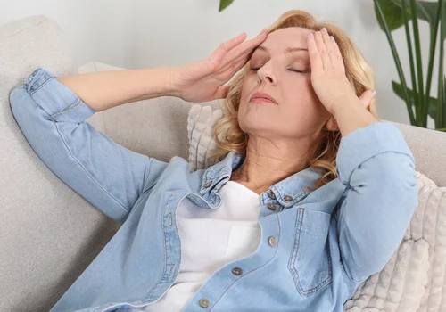 Masz trądzik, wahania nastroju i PMS? Sprawdź poziom witaminy B5 — to brak, który rozwala hormony!