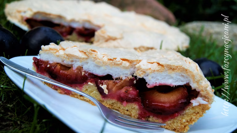 Tarta ze śliwkami i bezą