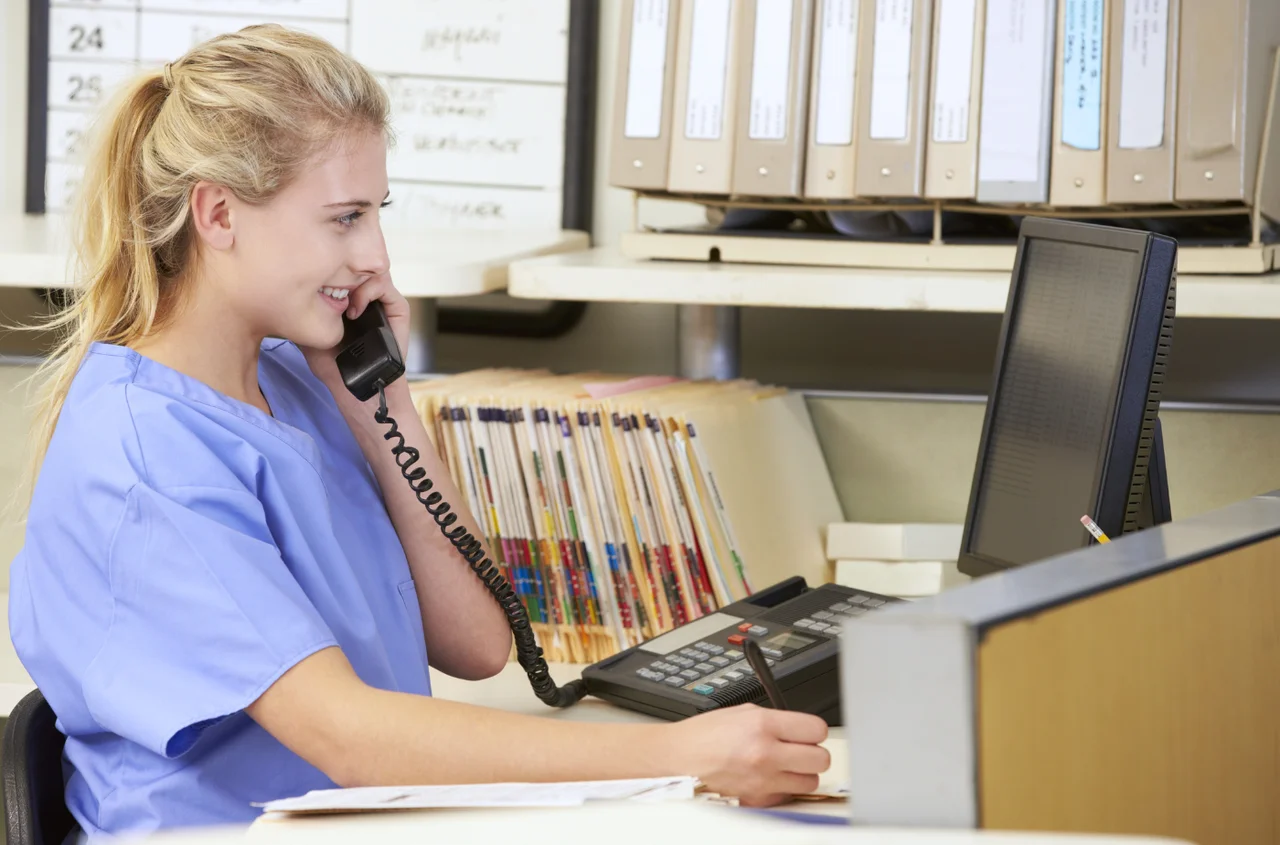 Rewolucja w rejestracji do lekarzy NFZ! Szybsze wizyty i koniec z wiszeniem na telefonie - jest podpis prezydenta