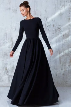 Prosta, czarna suknia