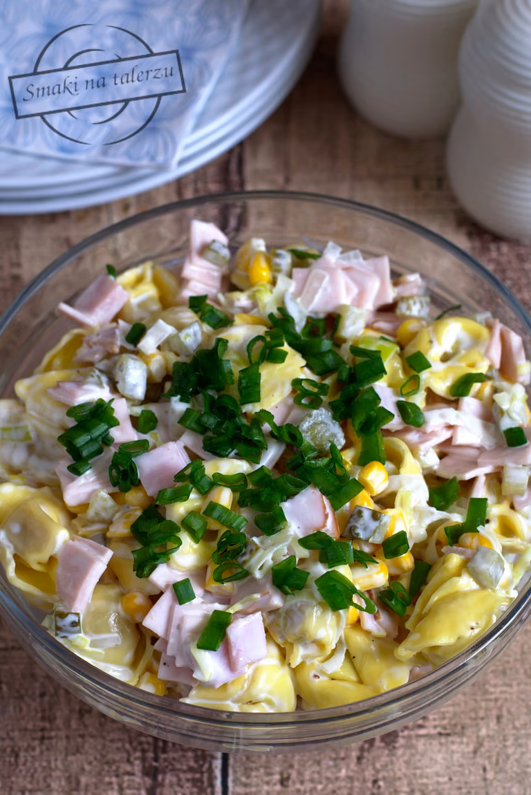 Sałatka z tortellini, porem i szynką
