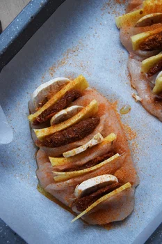 Zapiekany kurczak faszerowany suszonymi pomidorami, pieczarkami oraz żółtym serem!