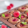 KOSTKA BROWNIE Z MALINAMI