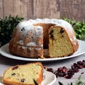 Migdałowa babka z morelami i żurawiną