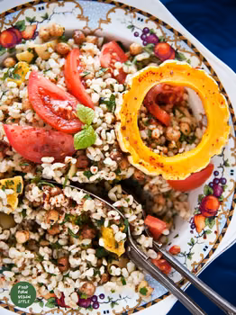 Sałatka z kaszą bulgur, pieczoną dynią i chrupkami z ciecierzycy