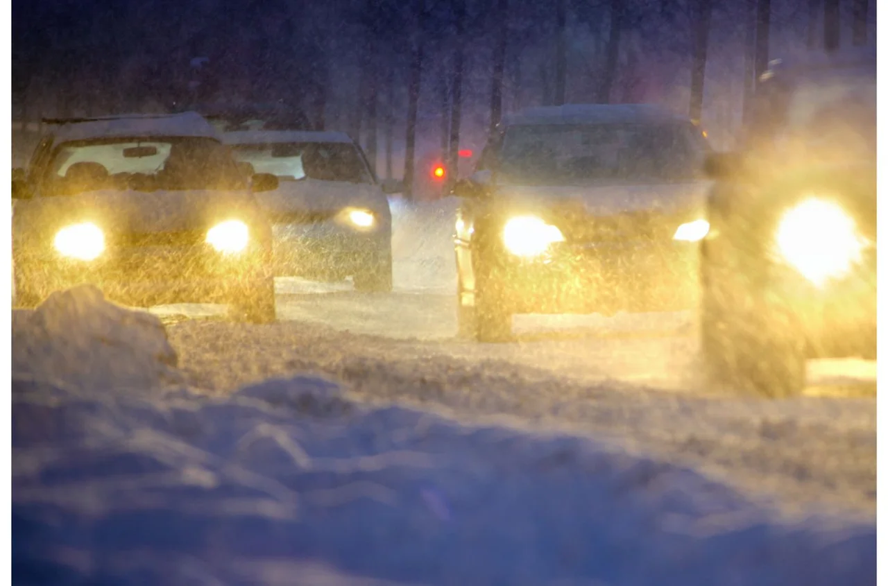 IMGW ostrzega: Oblodzenie i silny wiatr zagrożeniem dla TYCH województw!