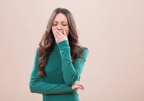 Śpisz długo, ale nadal jesteś zmęczona? Sprawdź poziom witamin z grupy B!