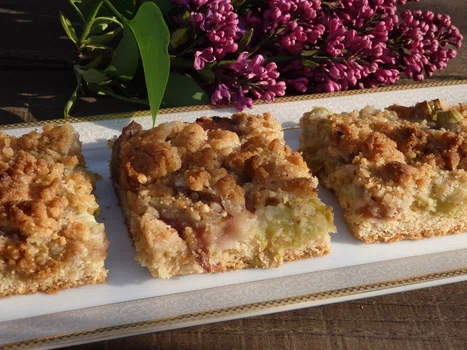 Kruche ciasto z rabarbarem i migdałową kruszonką