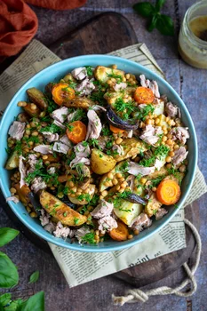 Sałatka z pieczonych warzyw z tuńczykiem i soczewicą