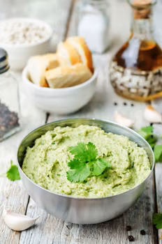 HUMMUS Z BIAŁEJ FASOLI Z AWOKADO