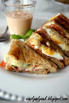 Grillowana kanapka śniadaniowa z jajkiem i  sosem orzechowym - Najlepsza na śniadanie!