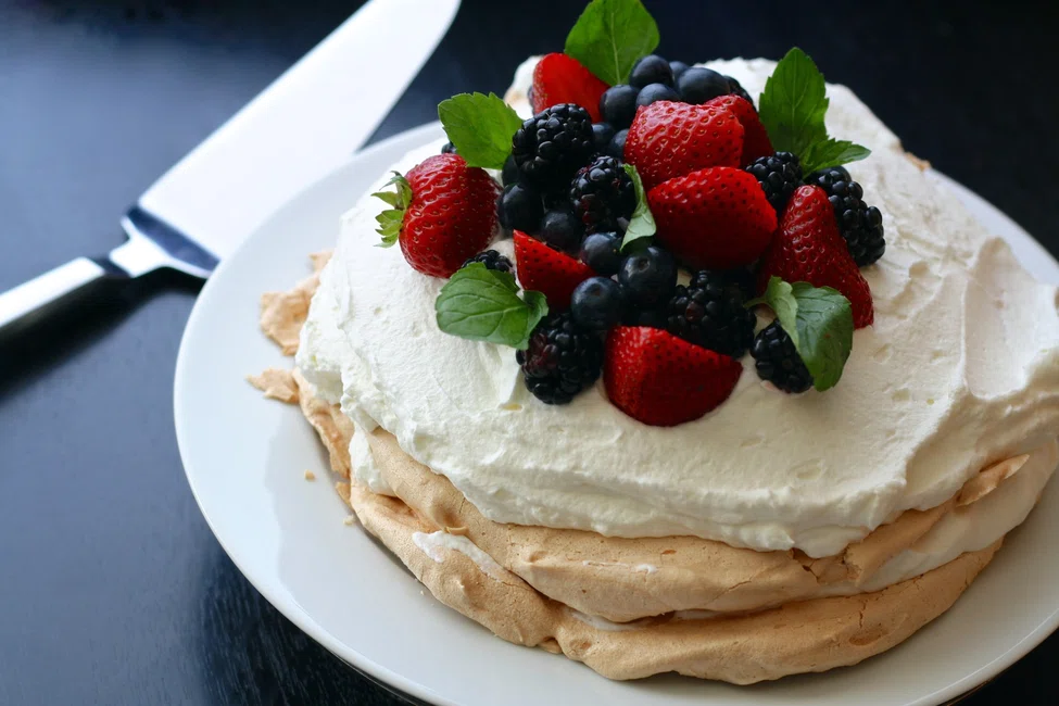 Domowa Pavlova  czyli beza z bitą śmietaną