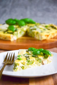Frittata z kurczakiem i szparagami FIT