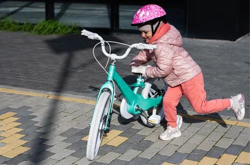 Obowiązkowe kaski na rowerach i hulajnogach! Sejm zatwierdził też nowe przepisy dla młodych kierowców