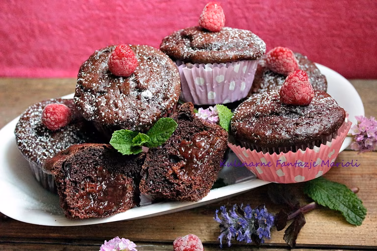 Czekoladowe muffinki z malinami