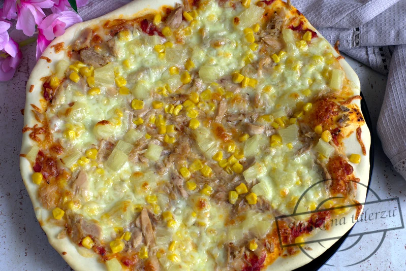 Pizza z tuńczykiem i ananasem