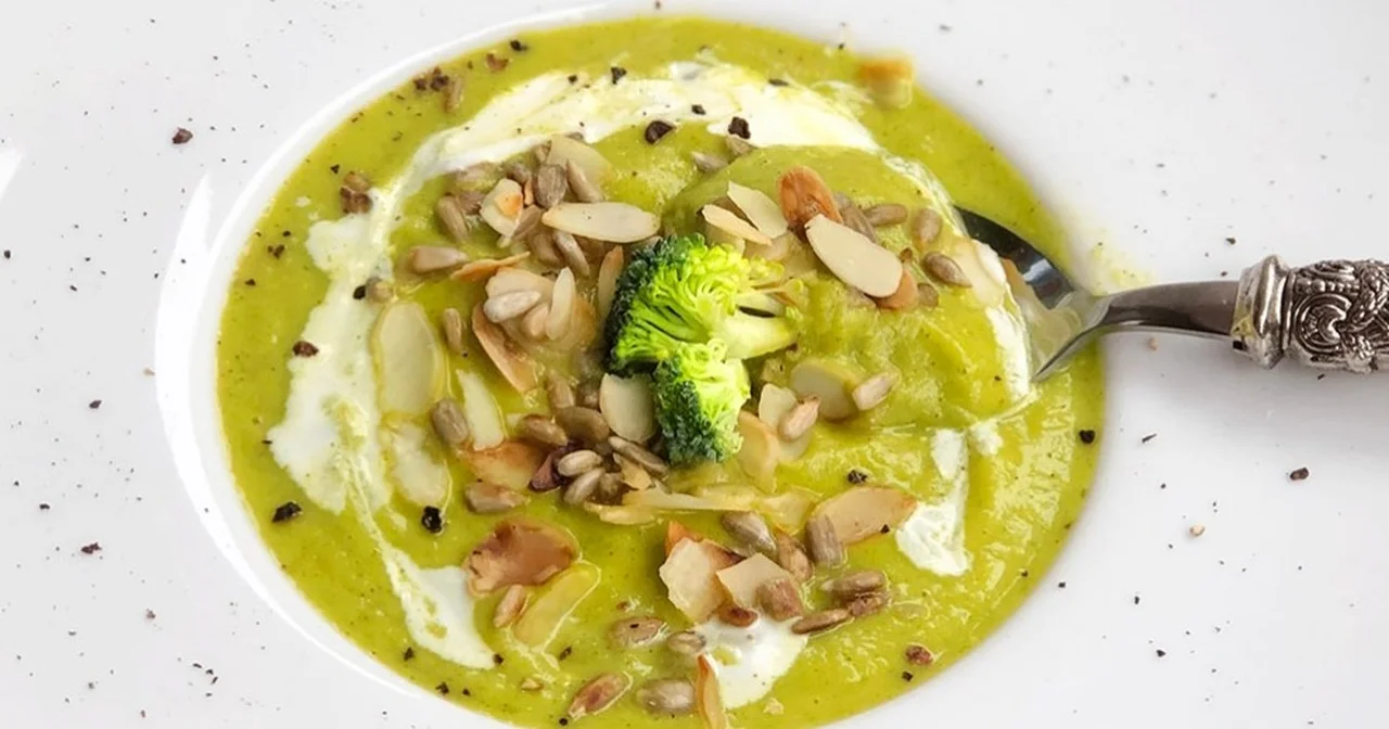 Rozgrzewająca fit zupa brokułowa – idealna na zimę