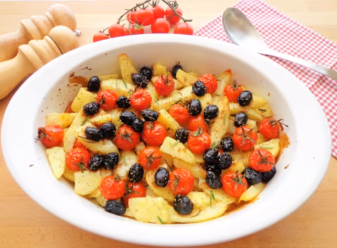 Pieczone ziemniaki z pomidorkami i czarnymi oliwkami