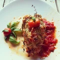 Filet z kurczaka z mozzarellą i szynką parmeńską w sosie pomidorowym