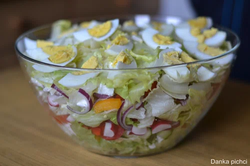 Surówka warzywna z serem feta