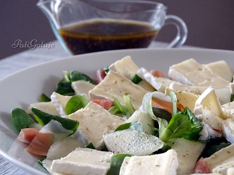 Sałatka z gruszką i serem pleśniowym z sosem balsamicznym