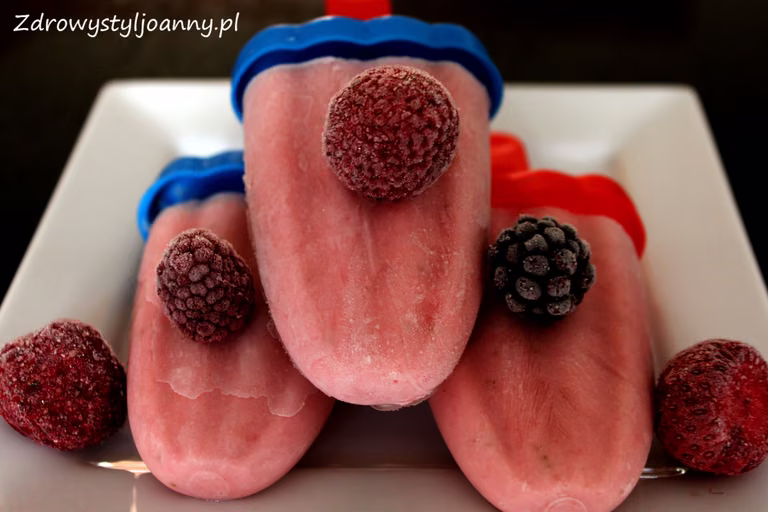 Smaczne lody truskawkowe z serkiem wiejskim. Bez dodatku cukru