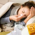 Nieocenione w walce z przeziębieniem – pastylki z propolisem. Jak działają i kiedy warto po nie sięgać?