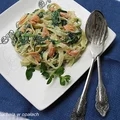 Tagliatelle z ricottą, szpinakiem i wędzonym łososiem