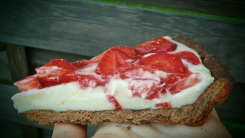 CZEKOLADOWA TARTA Z TRUSKAWKAMI