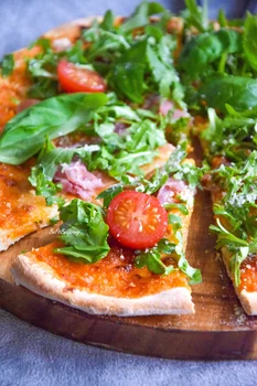 Domowa lekka pizza z rukolą i prosciutto