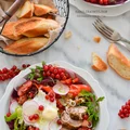 SAŁATKA Z GRILLOWANĄ PIERSIĄ Z KACZKI