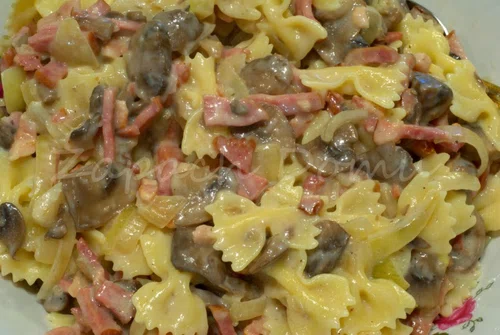 Ciepła sałatka makaronowa