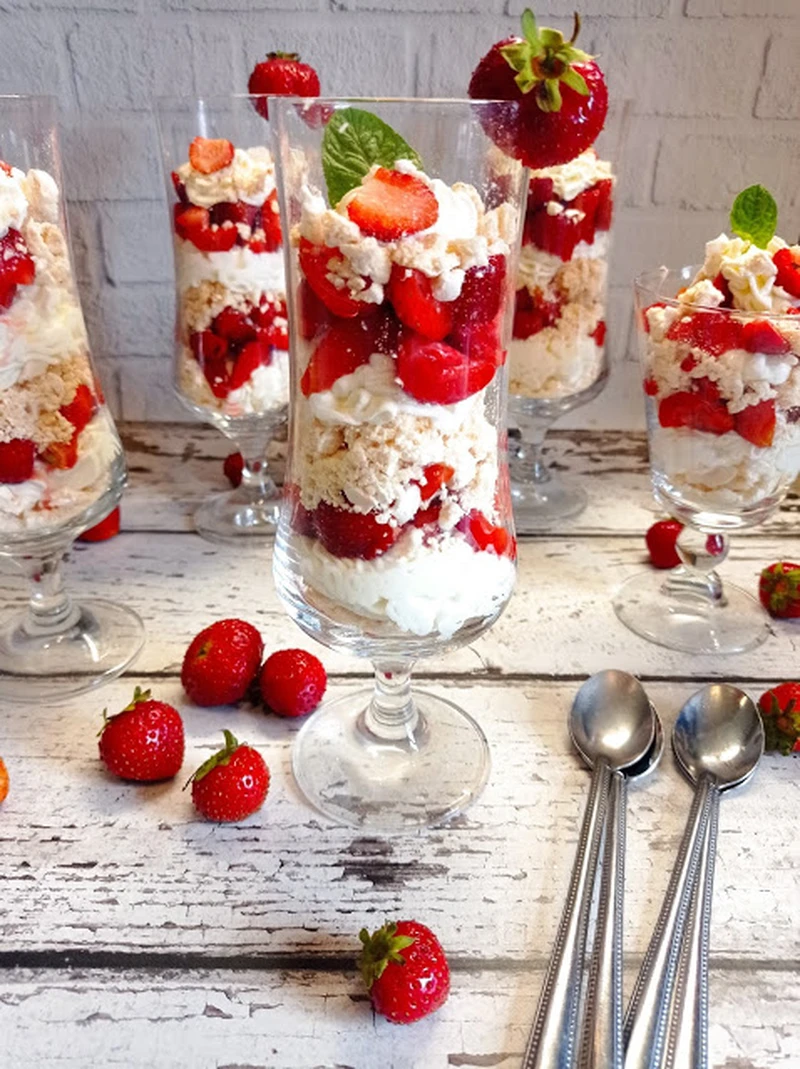 Eton mess - deser z truskawkami