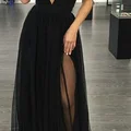 Czarna sukienka z głębokim dekoltem