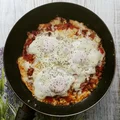 Shakshuka paprykowo-pomidorowa z mozzarellą i szynką