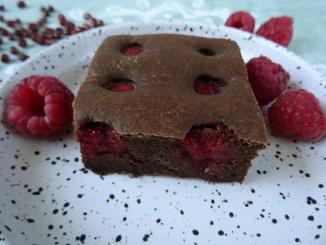 Fasolowe brownie z malinami