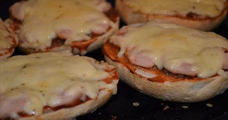 Szybkie zapiekanki a'la pizza