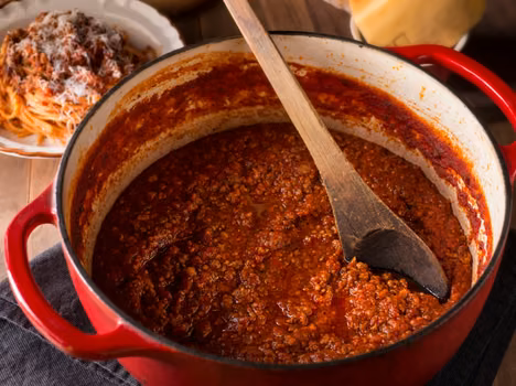 Mięso do spaghetti może być jeszcze bardziej soczyste – zrób to przed smażeniem!