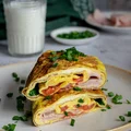 Omlet rolowany z pomidorem, szynką i serem