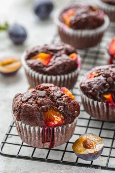 Czekoladowe muffiny ze śliwkami i czekoladą