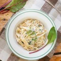 Tagliatelle w kremowym sosie z botwinką i cukinią.