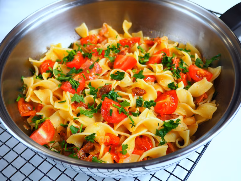 TAGLIATELLE Z SZYNKĄ I POMIDORAMI