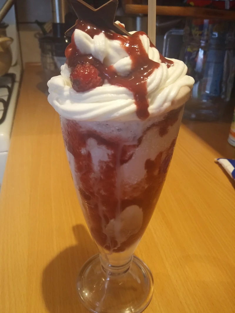 Shake malinowy z lodami