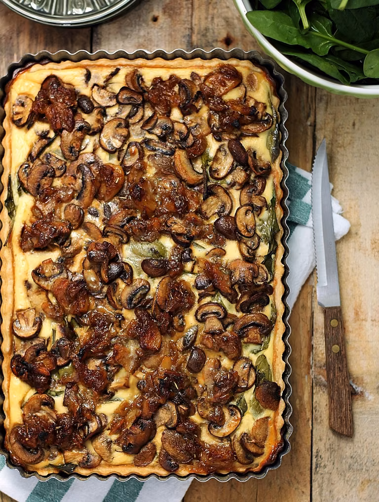 Tarta z pieczarkami, szpinakiem i karmelizowanym czosnkiem