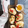 BRUSCHETTA Z OWOCAMI I KREMOWYM SERKIEM