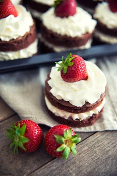 Czekoladowe torciki z truskawkami